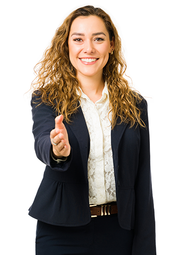 Mujer de negocios sonriendo extendiendo su mano para un apretón de manos.