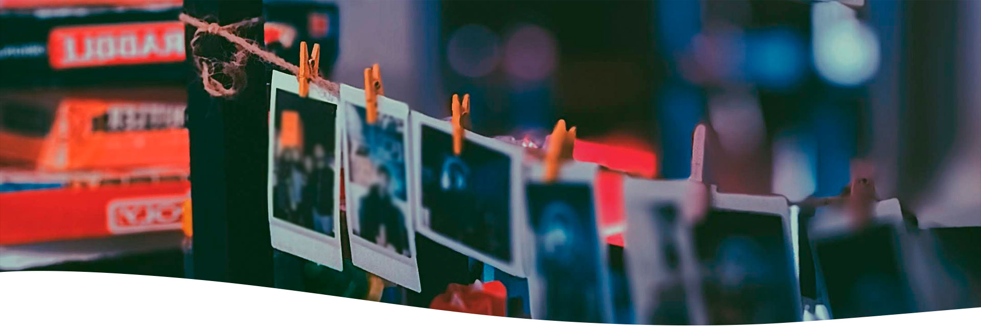 Fotografías instantaneas colgando